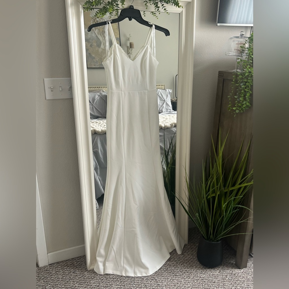 Never worn! Lulus off white mermaid gown with laced bottom and low back SZ XS